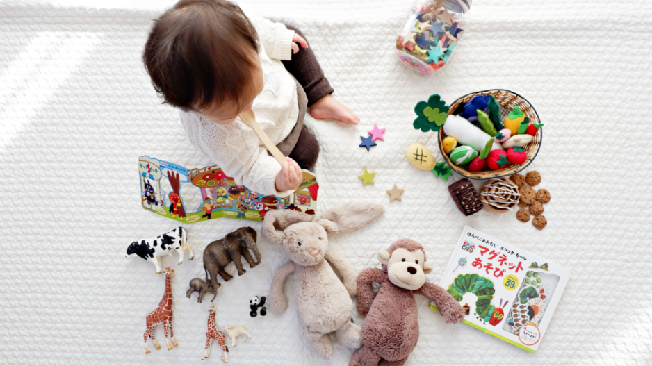 Baby mit Spielsachen